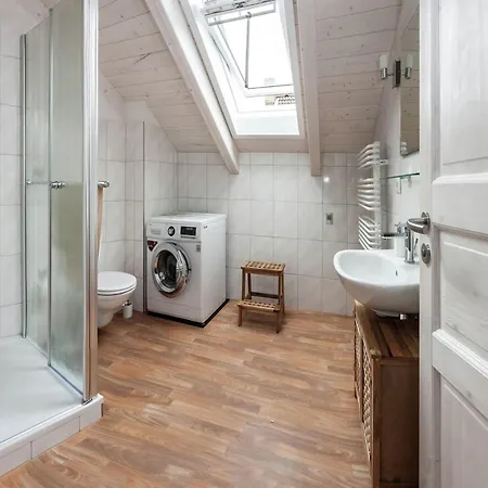 Spacious Multi-level Stay, Cleaning Included * Thale